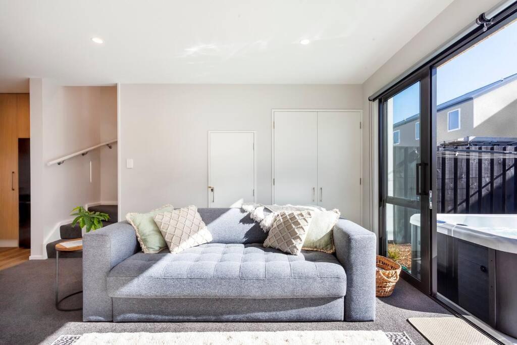 Stylish Townhouse With Hot Tub Appartement Christchurch Buitenkant foto