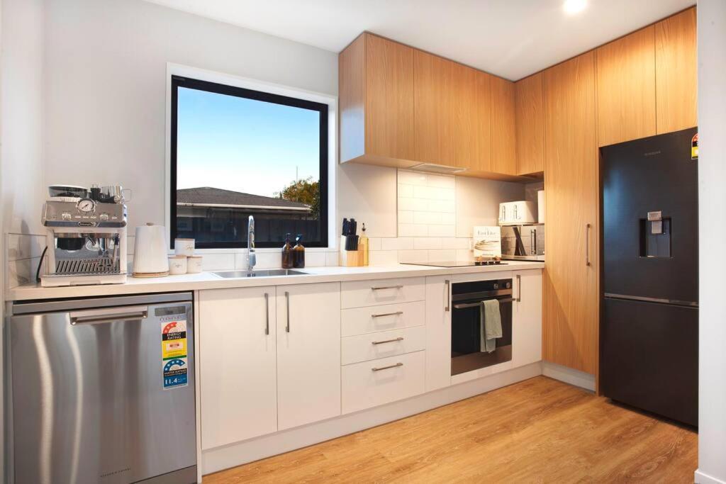 Stylish Townhouse With Hot Tub Appartement Christchurch Buitenkant foto
