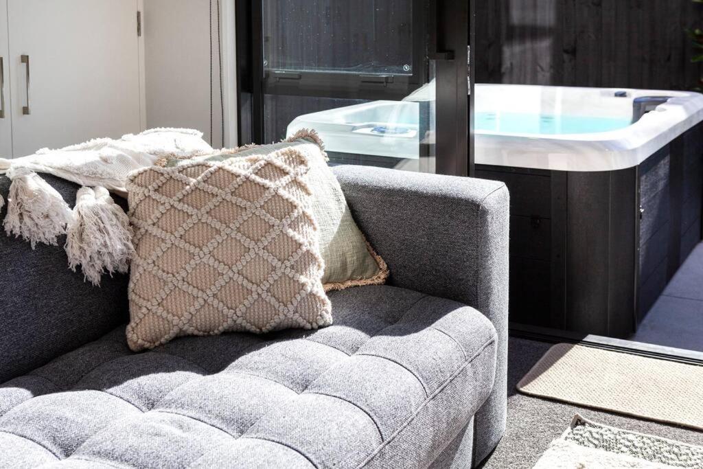 Stylish Townhouse With Hot Tub Appartement Christchurch Buitenkant foto