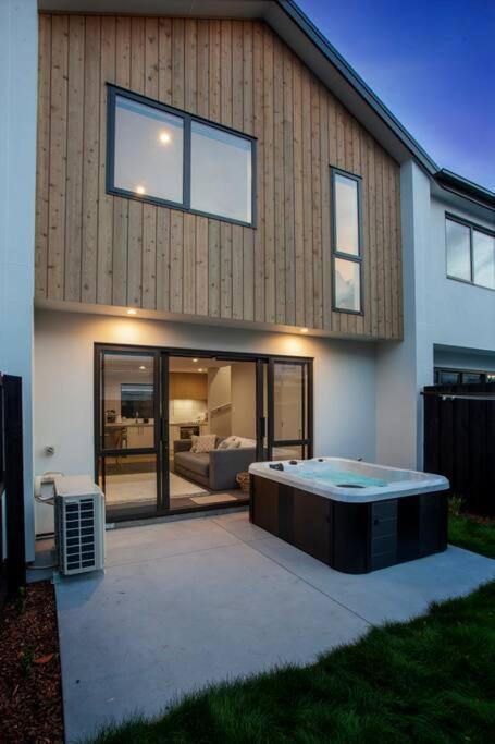 Stylish Townhouse With Hot Tub Appartement Christchurch Buitenkant foto