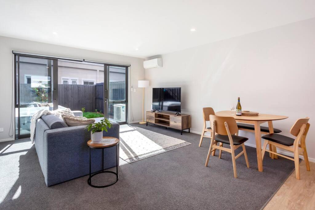 Stylish Townhouse With Hot Tub Appartement Christchurch Buitenkant foto