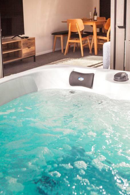 Stylish Townhouse With Hot Tub Appartement Christchurch Buitenkant foto