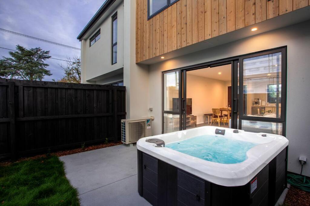 Stylish Townhouse With Hot Tub Appartement Christchurch Buitenkant foto